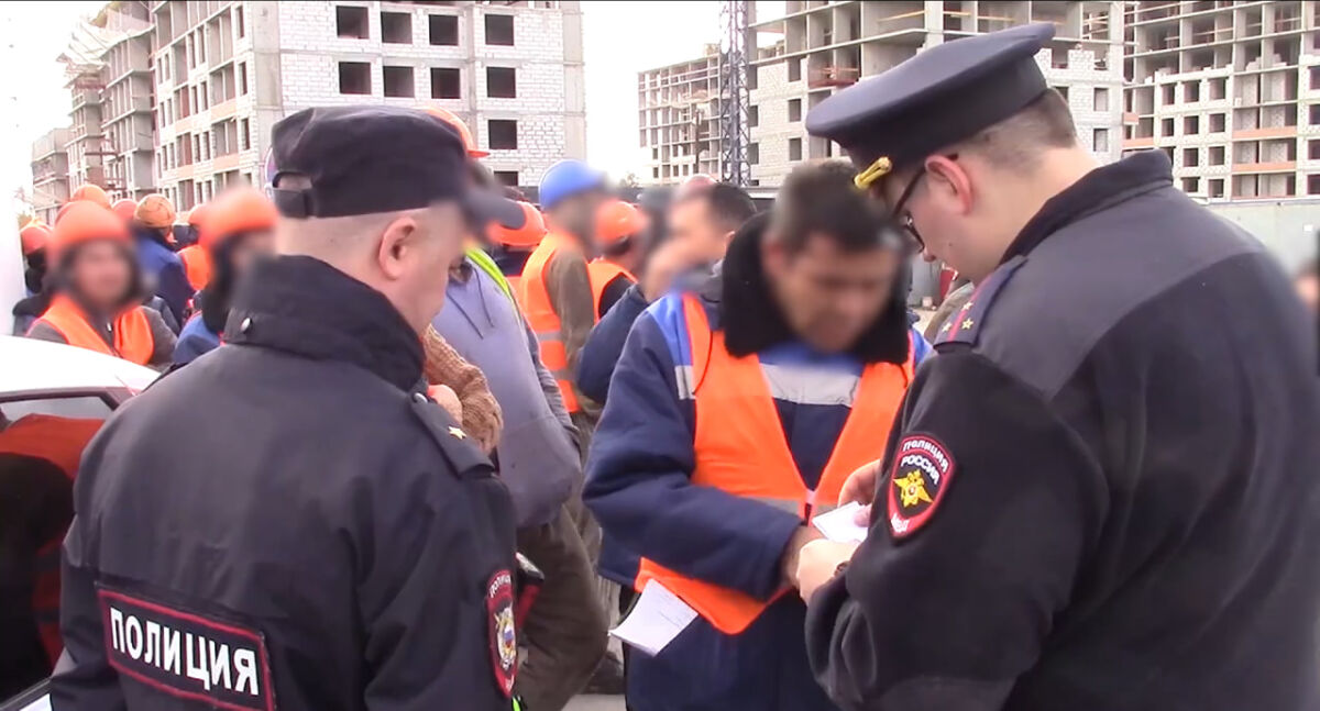 На стройплощадке под Ростовом нашли нарушения миграционного законодательства - фото 1