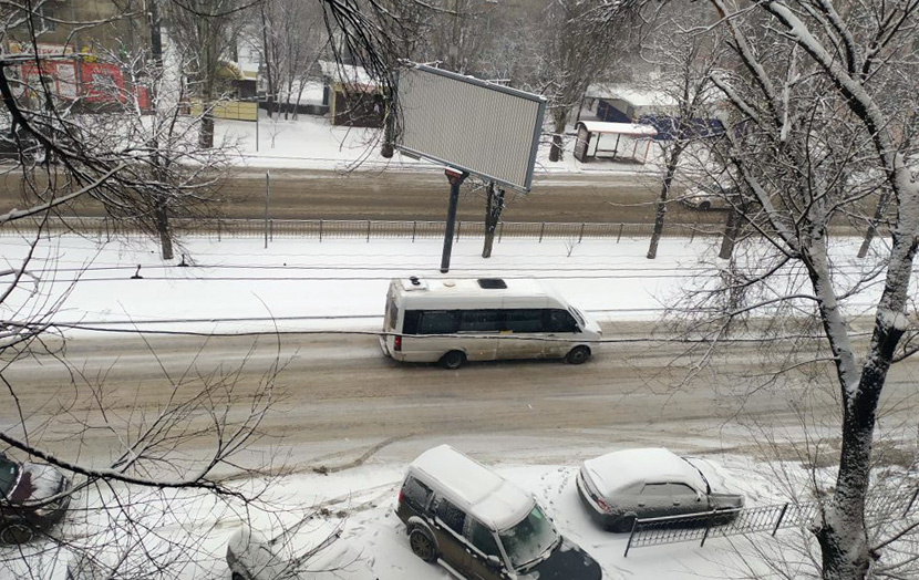 Сильный снегопад ухудшил дорожную ситуацию в Донской столице