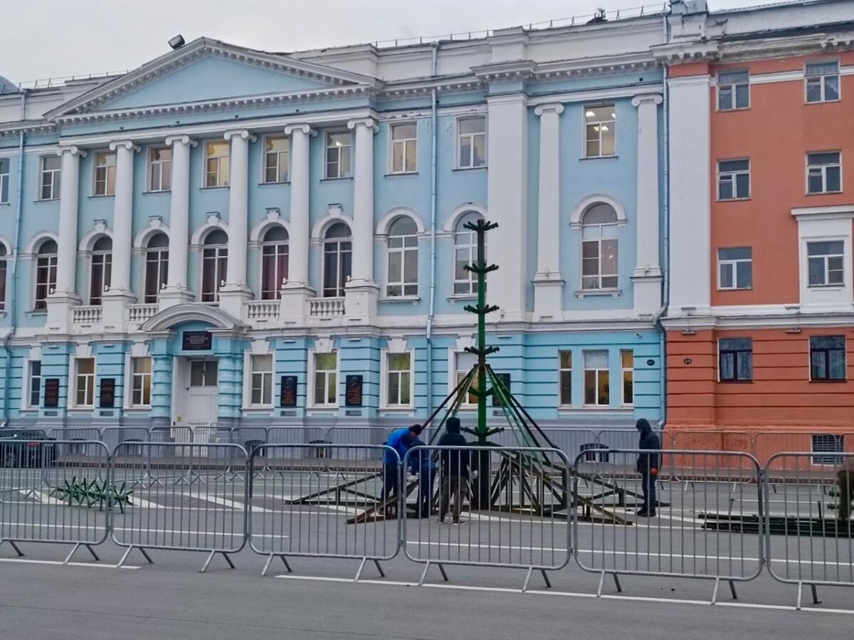 Главную новогоднюю елку начали устанавливать на площади Минина  - фото 1