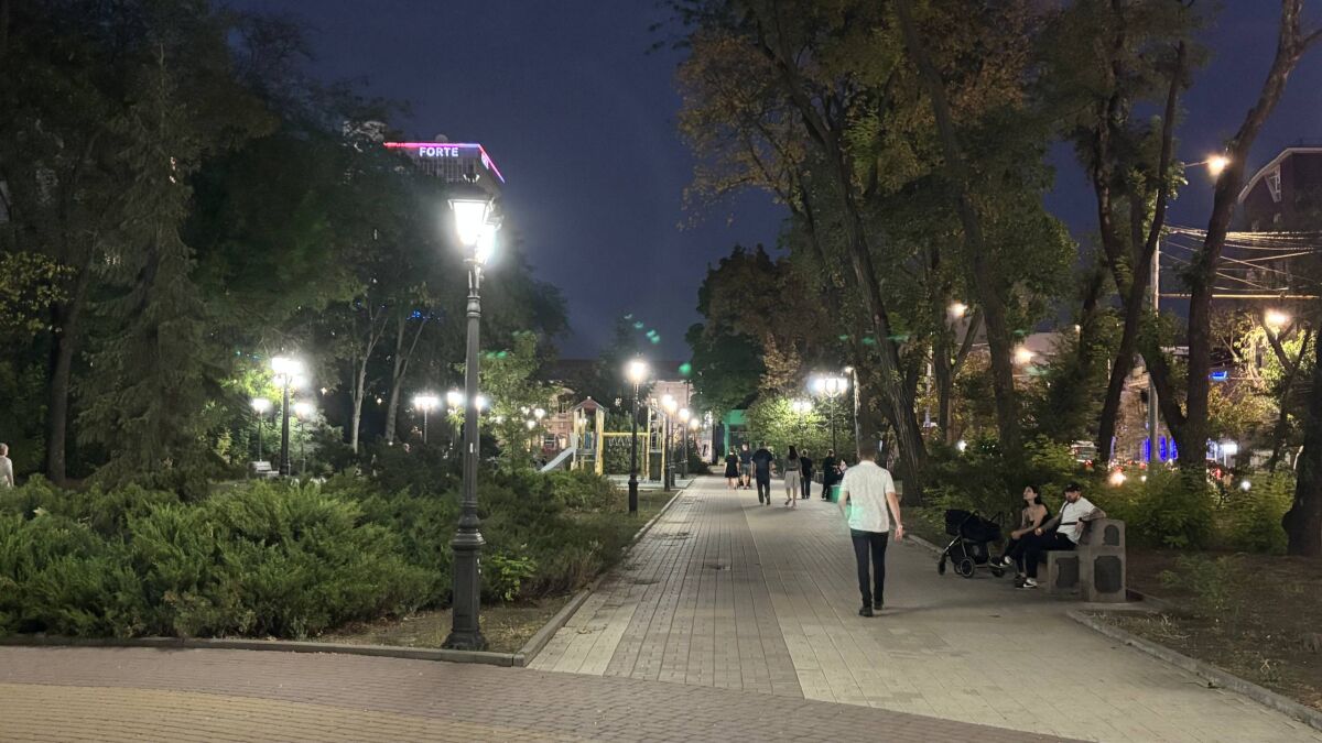 В ростовском сквере освещение заработало спустя более 15 лет - фото 1