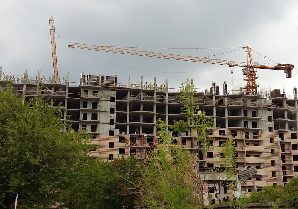 Проблемный жилой комплекс рядом со старым автовокзалом достроят в Ростове - фото 1