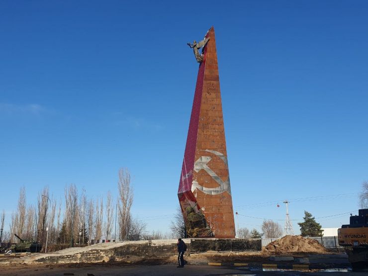 Стелу «Город трудовой доблести» завершают устанавливать в Нижнем Новгороде