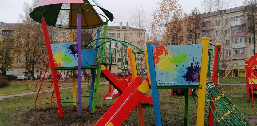 Детскую площадку оснастили дополнительными игровыми элементами на Автозаводе - фото 1