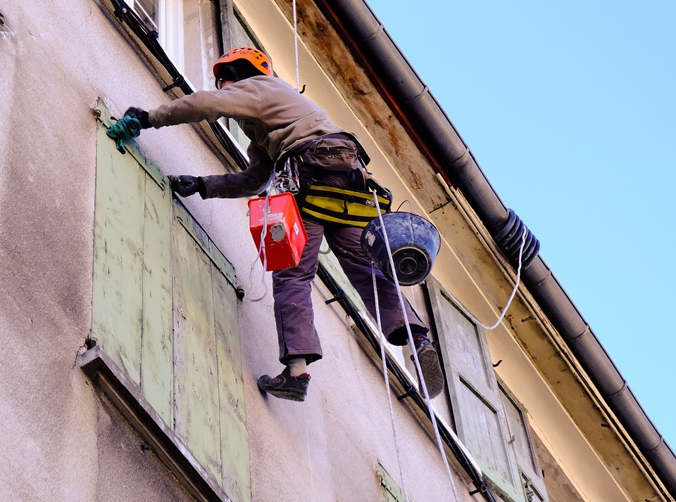 В Воронежском доме с протекающей крышей начали ремонт фасада