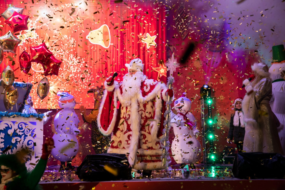 В центре Ростова-на-Дону открылась главная новогодняя елка - фото 2