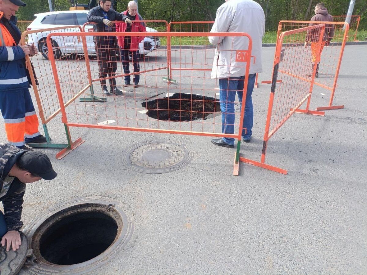 Автобус угодил в гигантскую яму у ТЦ «Жар-Птица» в Нижнем Новгороде - фото 1
