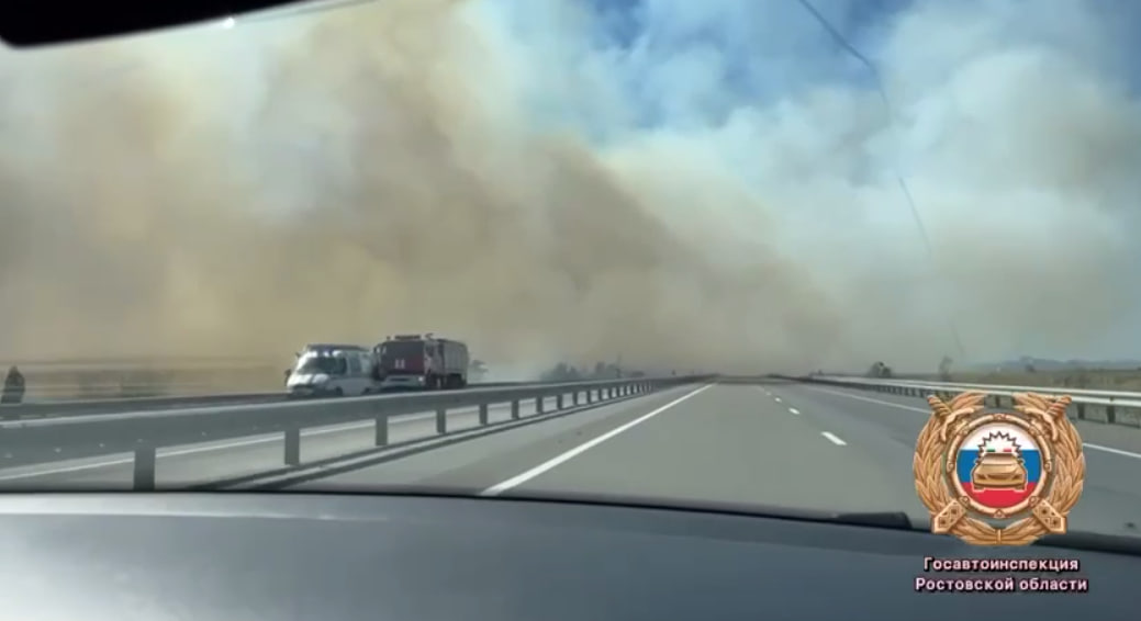 На Дону автодорогу «Ростов-Азов» снова перекрыли из-за ландшафтного пожара - фото 1
