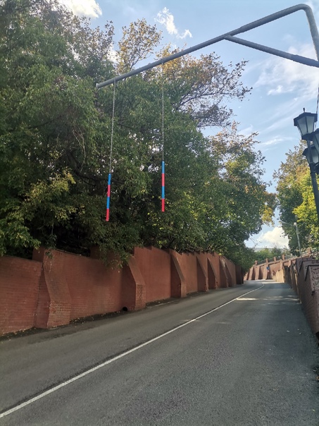 В Воронеже перед каменным мостом снова установили ограничители - фото 1