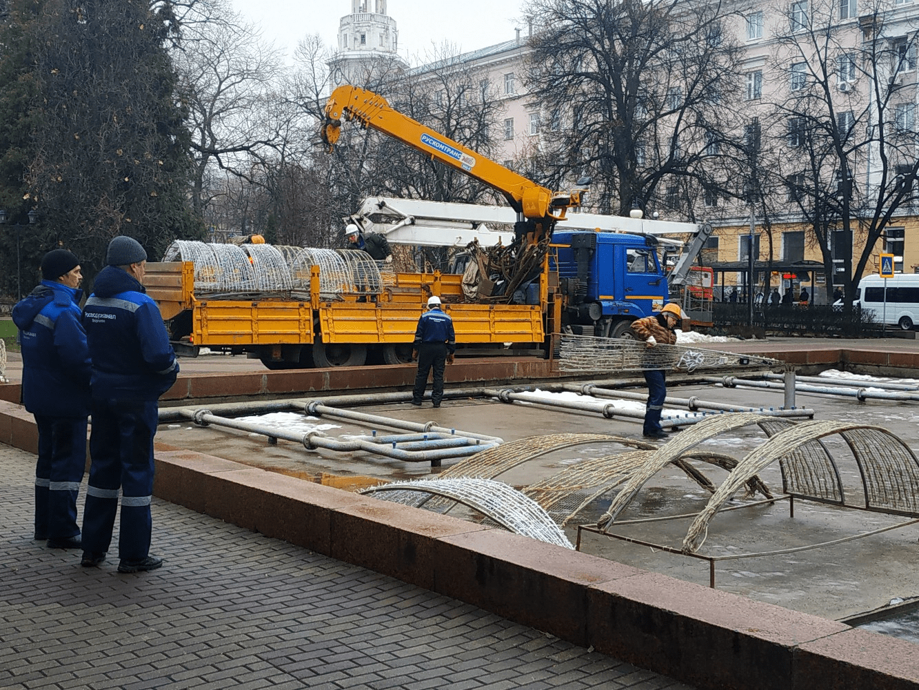 В Кольцовском сквере начали монтаж «зимнего» фонтана. Далее его ждет реконструкция - фото 1